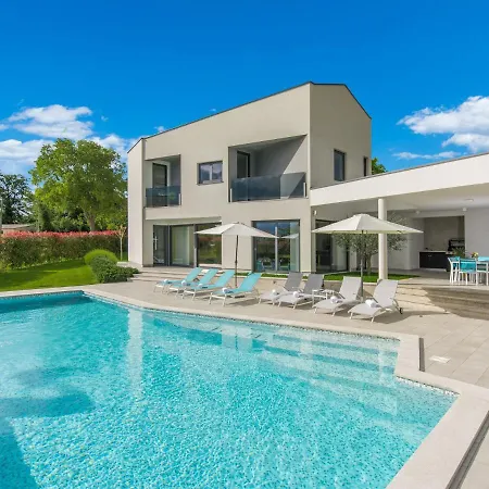Modern In With Swimming Pool Villa *