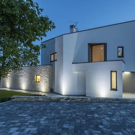 Willa Modern In With Swimming Pool Kringa