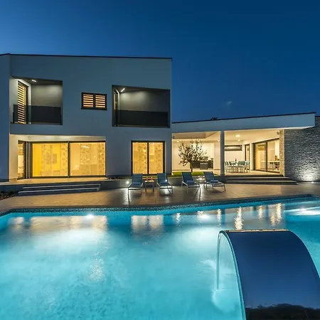 Modern In With Swimming Pool Kringa