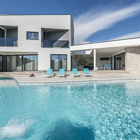 Modern In With Swimming Pool Kringa